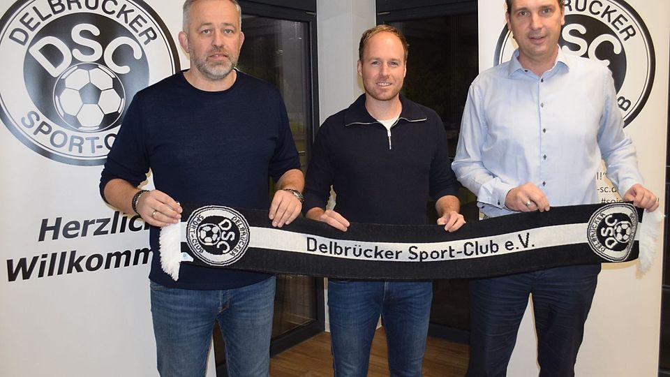 Freude über die schnelle Einigung: Maik Uffelmann (Mitte) übernimmt ab Sommer den Cheftrainerposten bei uns. Elmar Westermeyer (rechts) als erster Vorsitzender und Geschäftsführer Frank Sundermeier wollen nun gemeinsam mit dem Neuen die Kaderplanung angehen.    