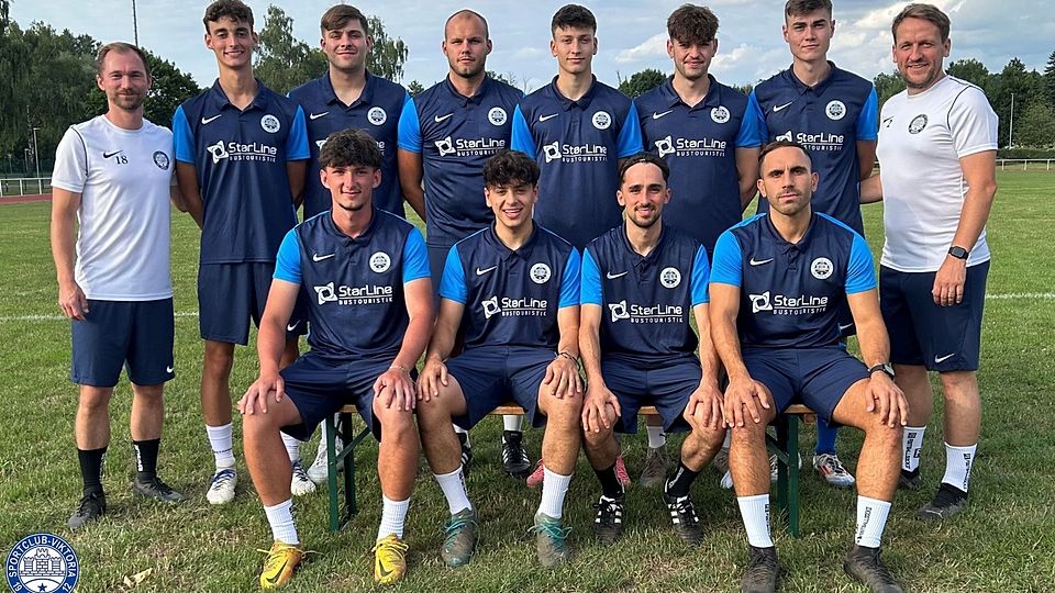 Hintere Reihe: Marcel Siegel (Co-Trainer), Julius Burger, Tim Bausch, Björn Gniot, Moritz Turnwald, Jannik Lohrey, Edim Jusufi, Jannik Jung (Trainer)  Vordere Reihe: Max Döll, Anas Abdil Mawala, Tom Emrich, Özgür Gezici  Es fehlen: Luca Keller, Marvin Wolf und Mohammad Mahmoud