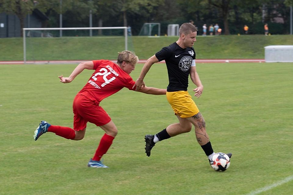 Nicht mehr zu fassen bekamen (rot) Ben Herzig und seine Baldhamer in der Schlussphase die Grasbrunner Gäste um Fabian Listl.