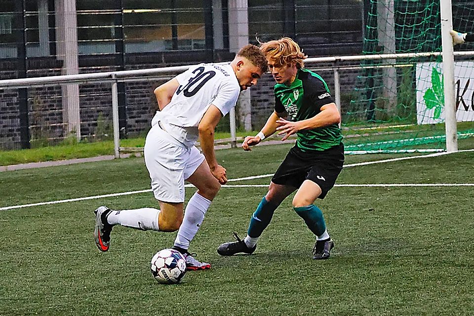 Die Landesligisten TSV Oerlinghausen (in Grün) und Post TSV Detmold fanden am Donnerstagabend erst im Elfmeterschießen einen Sieger.