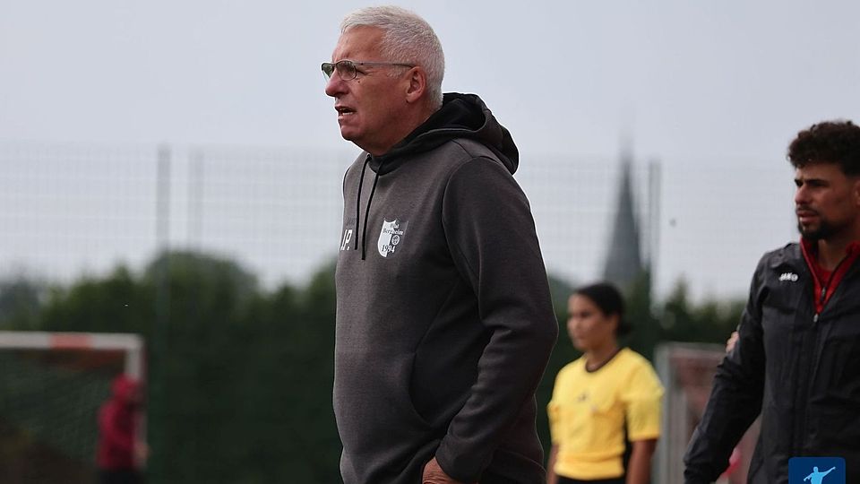 Pfeiffer am Seitenrand für Hilal-Maroc gegen Fliesteden.
