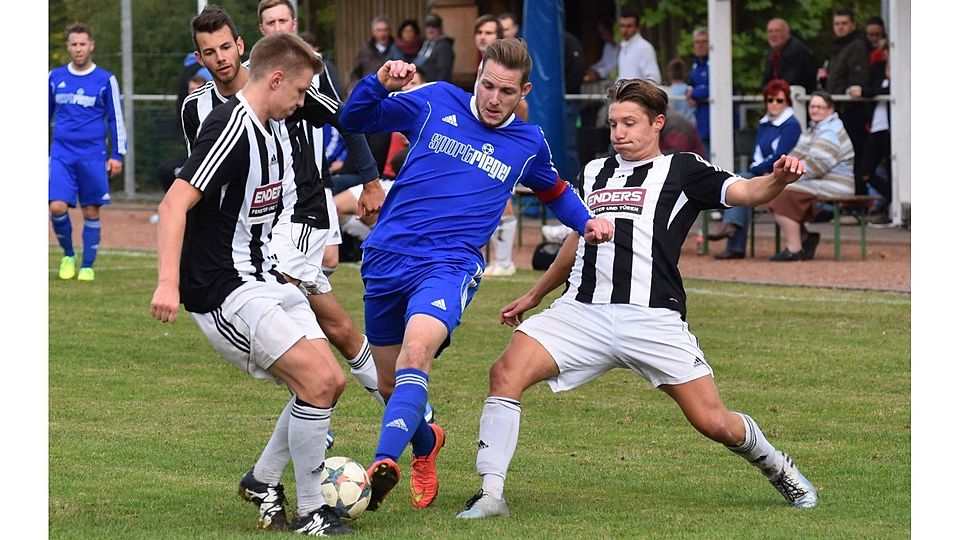 Kapitän Mike Tron (Mitte) trieb seine SG Lauter unermüdlich nach vorne. 	Foto: Zinn