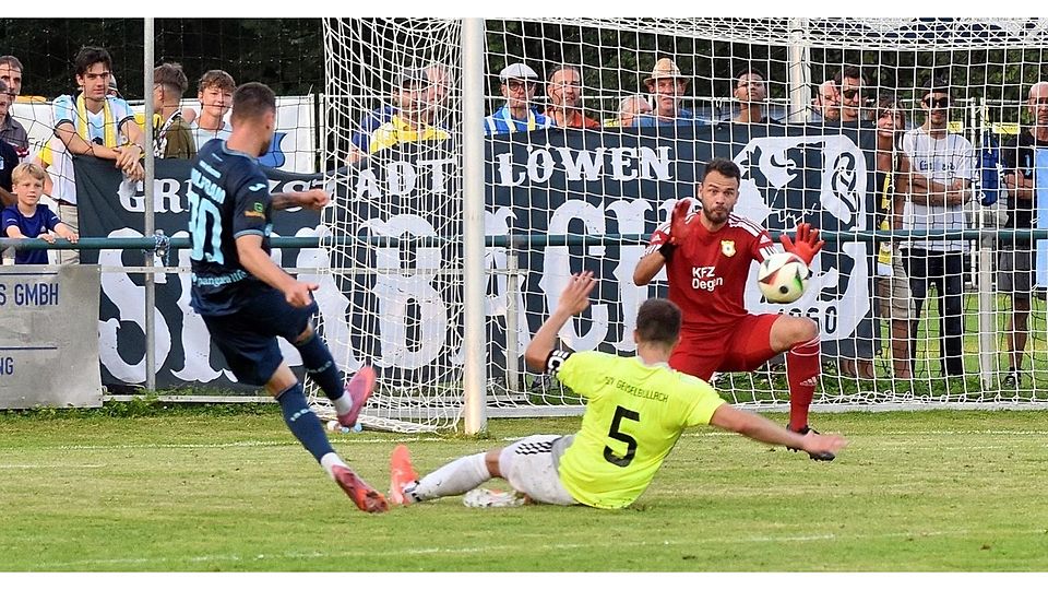 Geiselbullachs Spielertrainer Stefan Held (in Rot) im Spiel gegen den TSV 1860 München.