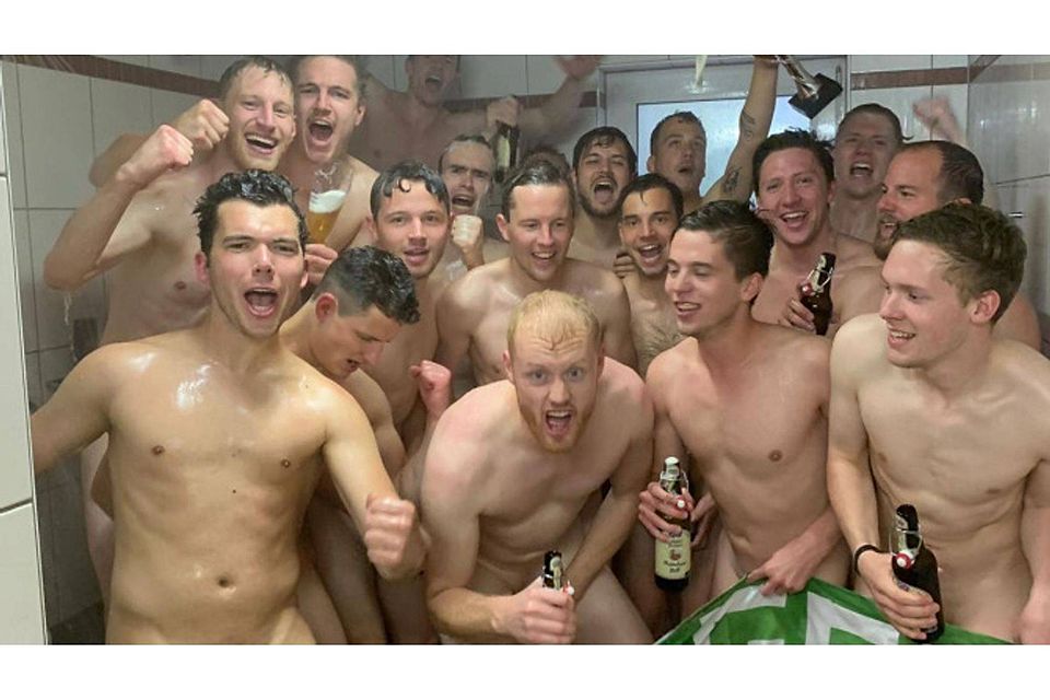 Kabinenparty: Nach dem Spiel feierte die Meistermannschaft feuchtfröhlich unter der Dusche. F: Luis Fischer