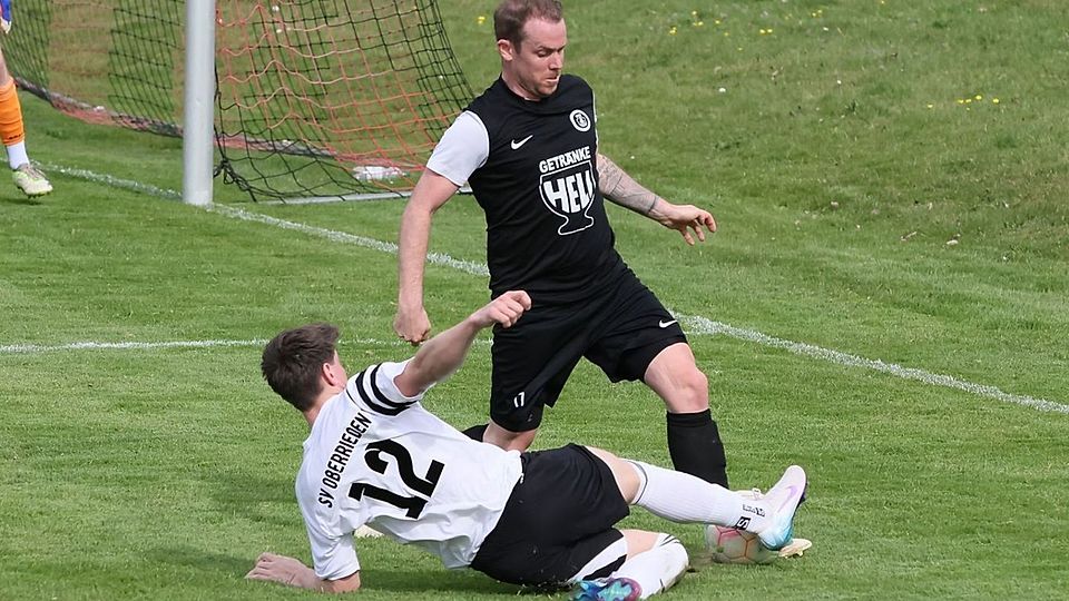 Der Einsatz von Oberriedens Luca Klaus (12) wird belohnt. Er setzte sich im Derby gegen Mindelheims Spielertrainer Patrick Eckers durch und gewann das Derby mit 3:0.