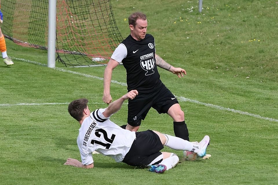Der Einsatz von Oberriedens Luca Klaus (12) wird belohnt. Er setzte sich im Derby gegen Mindelheims Spielertrainer Patrick Eckers durch und gewann das Derby mit 3:0.