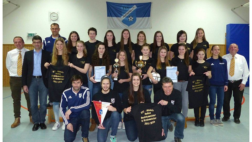 Die B-Juniorinnen der SG Mörsdorf/Möning mit Betreuern und Vereinsfunktionären freuen sich über ihre Erfolge. F: Schöll