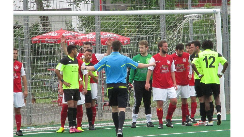 Hochbetrieb im Strafraum beim Spiel der SG Walluf gegen Kastel 06.  F: Schlicht