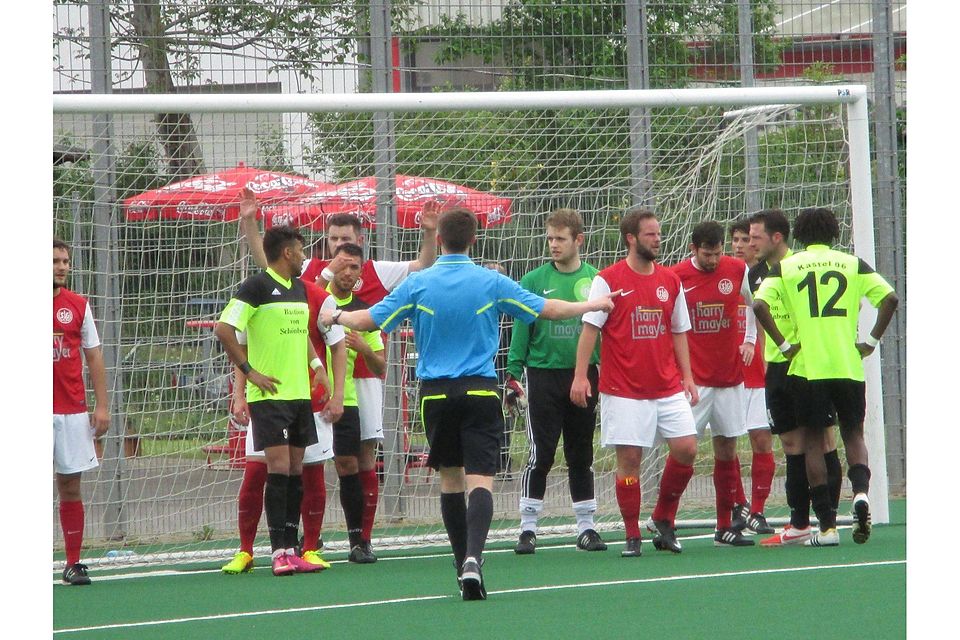 Hochbetrieb im Strafraum beim Spiel der SG Walluf gegen Kastel 06.  F: Schlicht