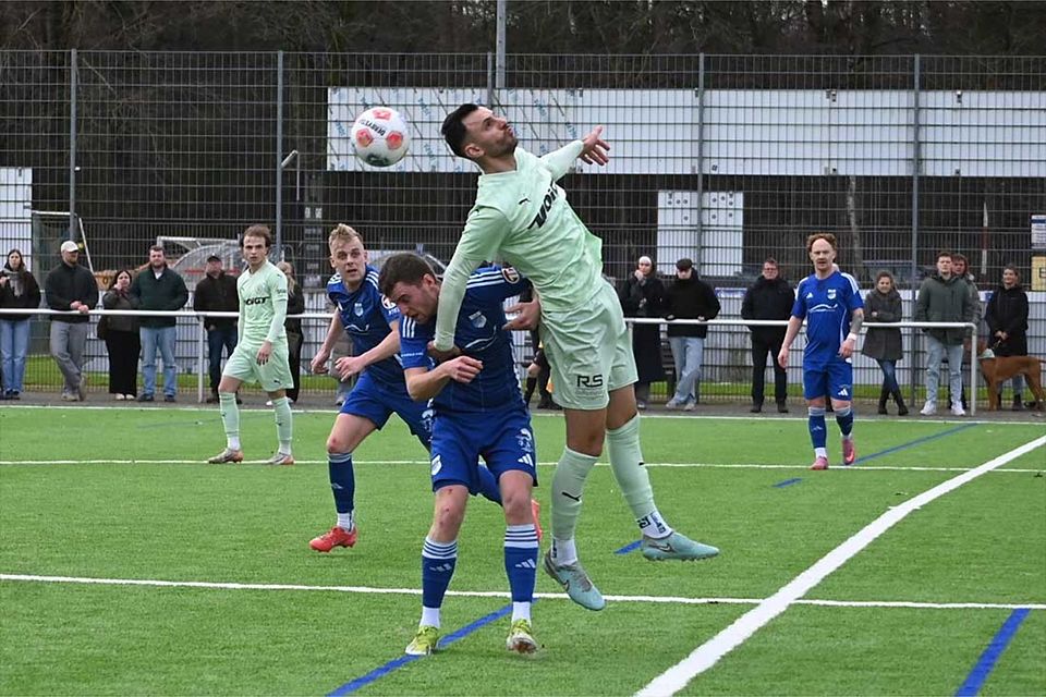 Felix Struck (Rotenhof) gegen Geart Latifi (PSV).