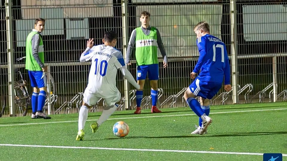 Mike Nandzik vom SSV Weilerswist li. im Bild im Zweikampff mit Timo Wassong SG Dahlem-Schmidtheim re. im Bild 