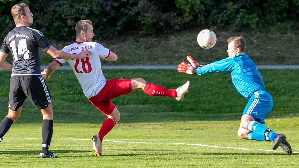 Offensiv nicht genug: Der FC Real Kreuth (in Rot-Weiß) – Franz Huber trifft hier zum 2:1 – hat gerade in der Schlussphase zu wenig für einen Siegtreffer getan.