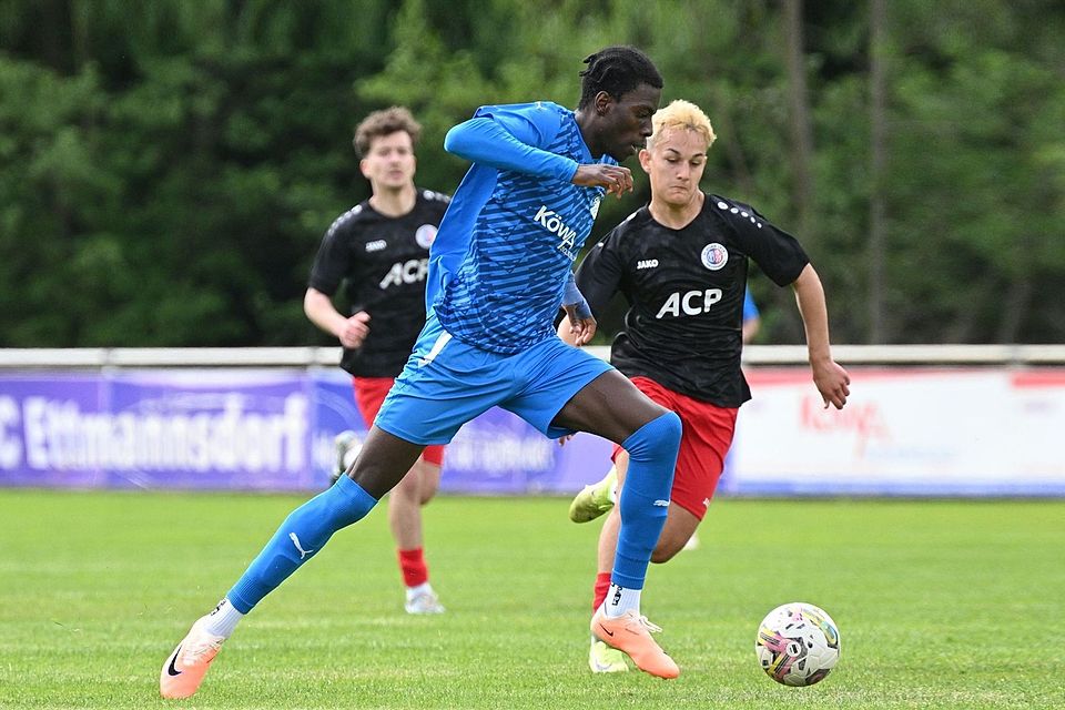 Dribbelt künftig wieder im Trikot des TB/ASV Regenstauf: David Moliaf (vorne). Dribbelt künftig wieder im Trikot des TB/ASV Regenstauf: David Moliaf (vorne).