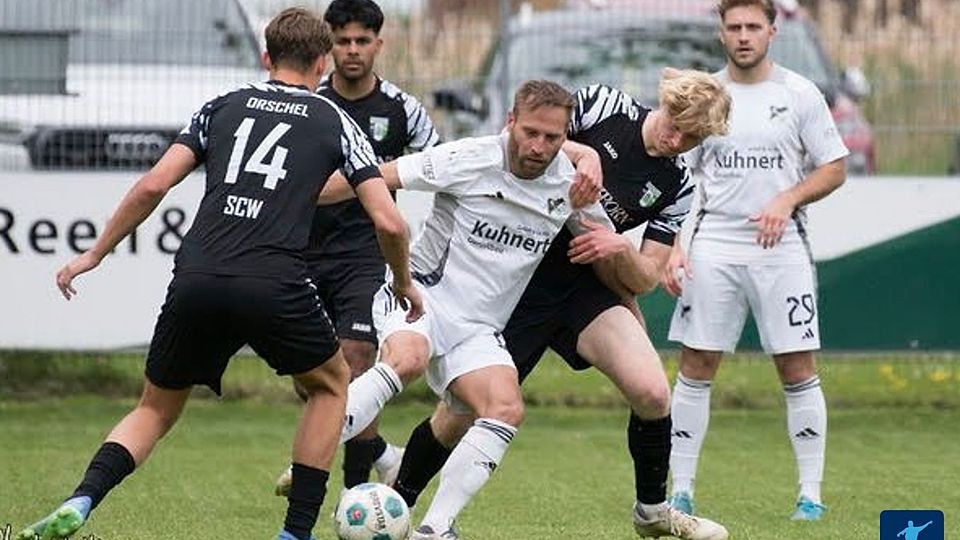 Im Mai kassierte Ostinghausen (in Weiß) zuhause eine 1:7-Klatsche gegen Kinderhaus. Auch dieses Mal gingen die drei Punkte an die Gäste.