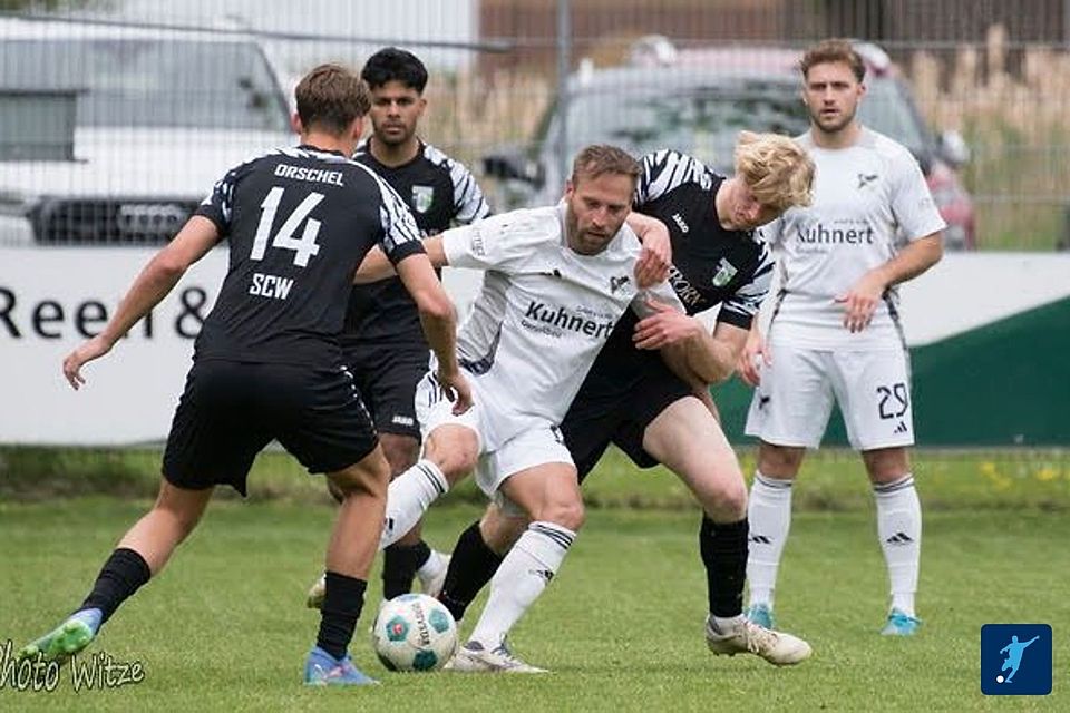 Im Mai kassierte Ostinghausen (in Weiß) zuhause eine 1:7-Klatsche gegen Kinderhaus. Auch dieses Mal gingen die drei Punkte an die Gäste.