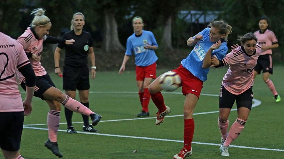 Alina Schneider (l., schießt), machte gegen ihren Ex-Verein FFC Montabaur ein klasse Spiel.	