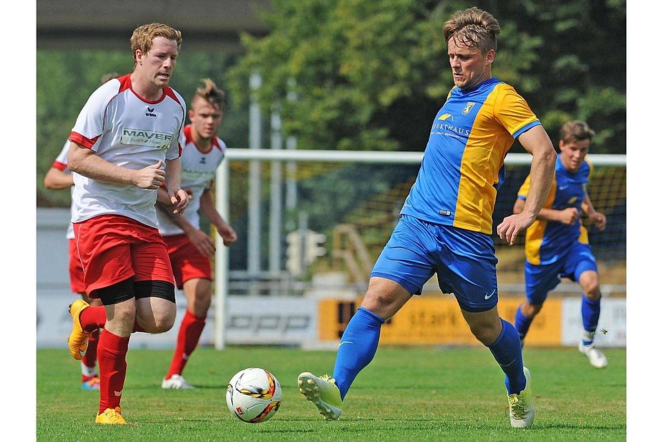 Viktor Hasenkampf (rechts gegen Weingartens Gregor Strähle) erzielte das 2:0 für den FV Biberach. Bernd Baur