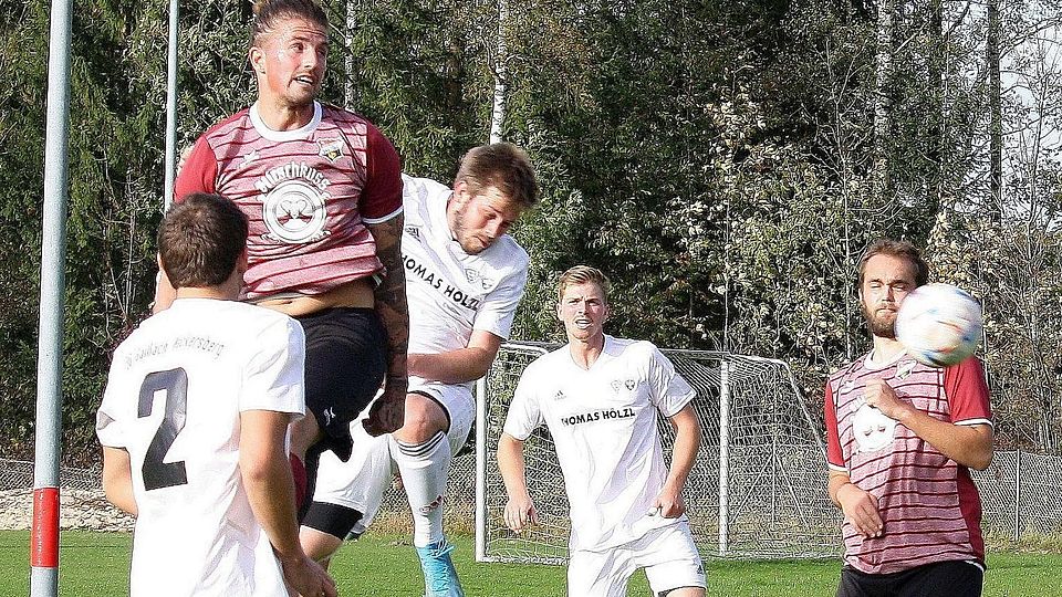 Derby-Zeit: der kopfballstarke SG-Angreifer Thomas Hammerl (2.v.li.) im Duell mit dem  jetzige RW-Trainer Adrian Ackermann.