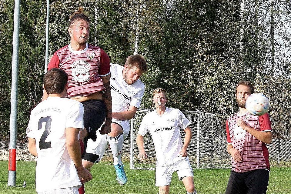 Derby-Zeit: der kopfballstarke SG-Angreifer Thomas Hammerl (2.v.li.) im Duell mit dem  jetzige RW-Trainer Adrian Ackermann.