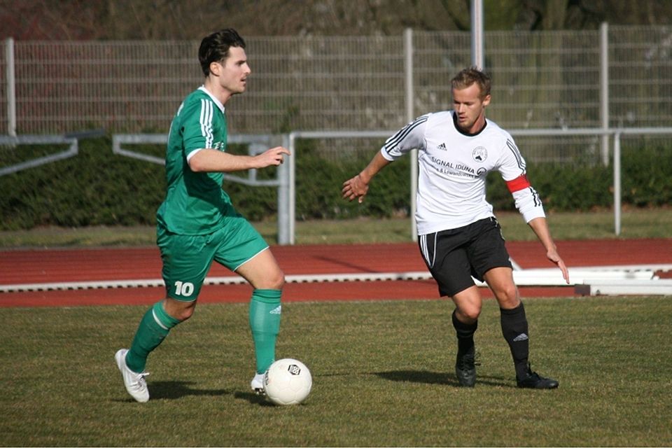 Die Partie zwischen dem VfB Bottrop (in weiß) und der DJK Arminia Klosterhardt (grün) endete torlos. F: Henning Wiegert