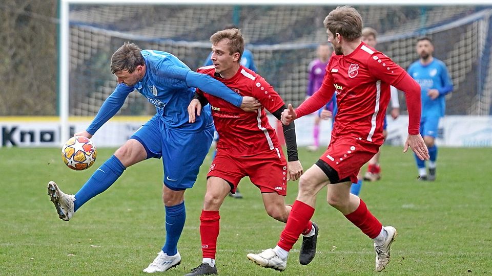 Der FSV Reimlingen mit Doppeltorschütze Dominik Kohnle (links) holte einen im Abstiegskampf immens wichtigen Sieg gegen den FC Mertingen (Mitte Benedikt Steinle).