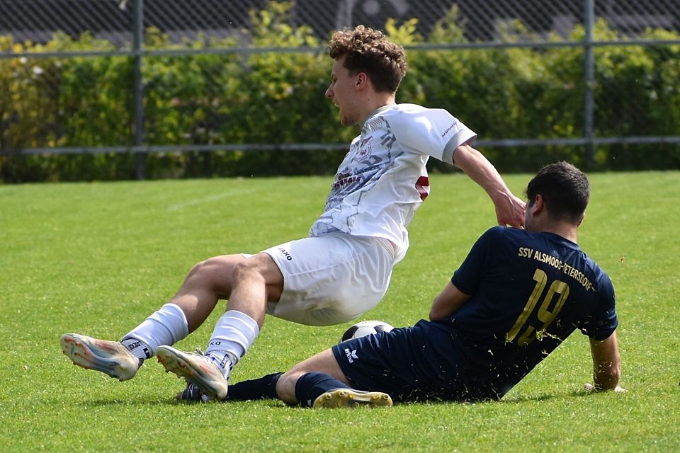 Schmerzhaftes Ende für den BC Adelzhausen: Trotz 2:0-Führung sprang am Ende nur ein Punkt raus. Auch Paul Ottilinger, hier im Duell mit Petersdorfs Yusef Al-Khovari, ging zu Boden.