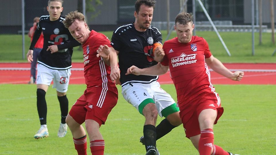 Der nächste Gegner wartet: Die Peitinger (in Rot, hier Christoph Enzmann, li., und Tobias Strommer, am Ball) bekommen es nach dem TSV Landsberg II nun mit dem SV Lohhof zu tun.