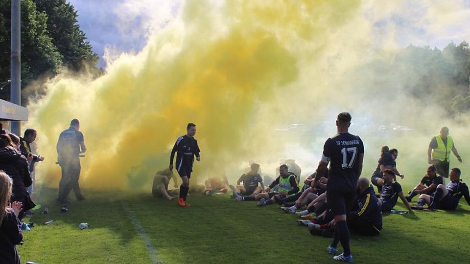 Zwar hatte der Hessische Fußball-Verband in einem Rundschreiben darauf hingewiesen, bei den Relegationsspielen auf den Einsatz von Pyrotechnik zu verzichten, doch die Freude beim SV Schwanheim über die Rückkehr in die C-Liga war zu groß.	Foto: Markus Karrasch