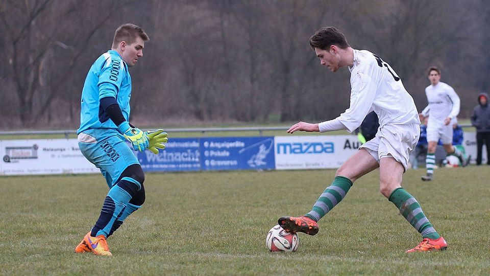 Torwart Tim Lautenschläger (links, SSV Brensbach) stellt sich dem Mümling-Grumbacher Lukas Gebhardt entgegen. Foto: Joaquim Ferreira