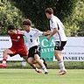Intensiv beackern sich der Winzenheimer Ezz Yalkama (rechtes Bild, rotes Trikot) und der Weinsheimer Andy Halili.	Foto: Mario Luge