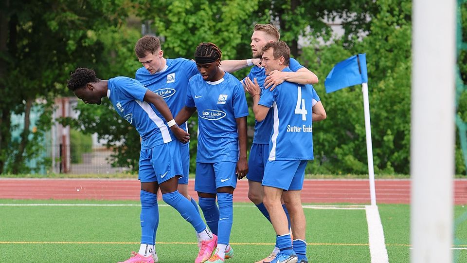 Der TSV Schott bejubelt das 100. Saisontor durch Leon Kern (2.v.r.).