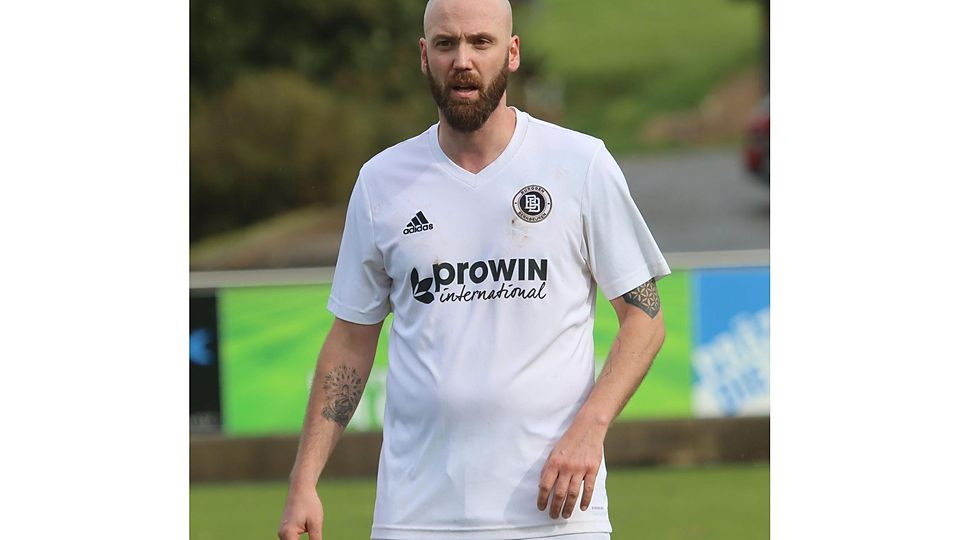 Wenn‘s brennt, spielt er auch noch: Patrick Landes hat beim Kreisligisten TSV Burggen/Bernbeuren viel zum Positiven verändert. Daher will der Verein auch mit ihm als Trainer weitermachen.