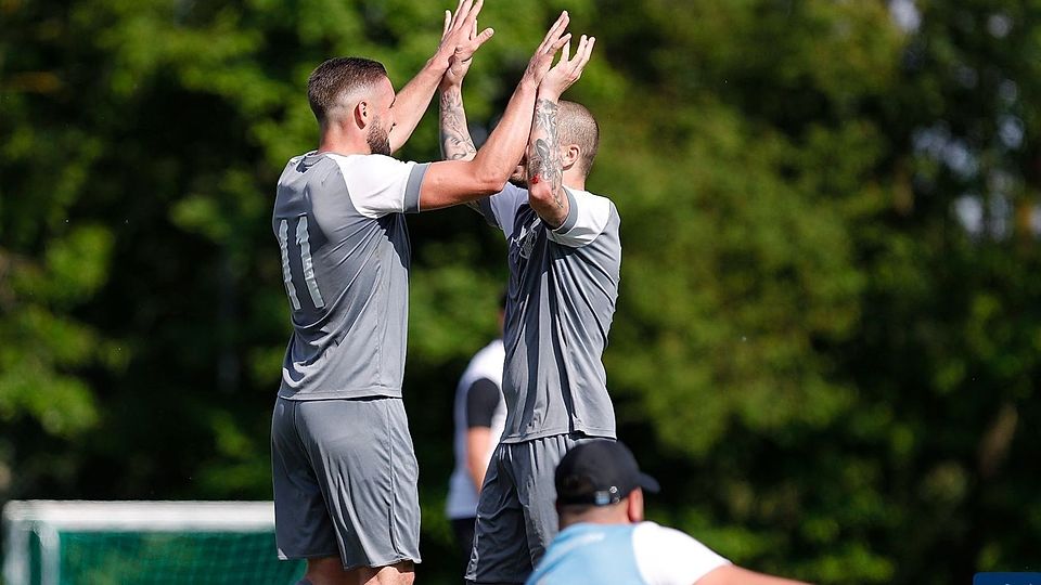 Der BSC Schwalbach dankt Doppeltorschütze Sergejs Parfenovics (links). Der Torjäger des BSC Schwalbach drehte mit seinem späten Doppelpack die Partie bei der SG Kelkheim zugunsten des aktuellen Zweiten der A-Liga.