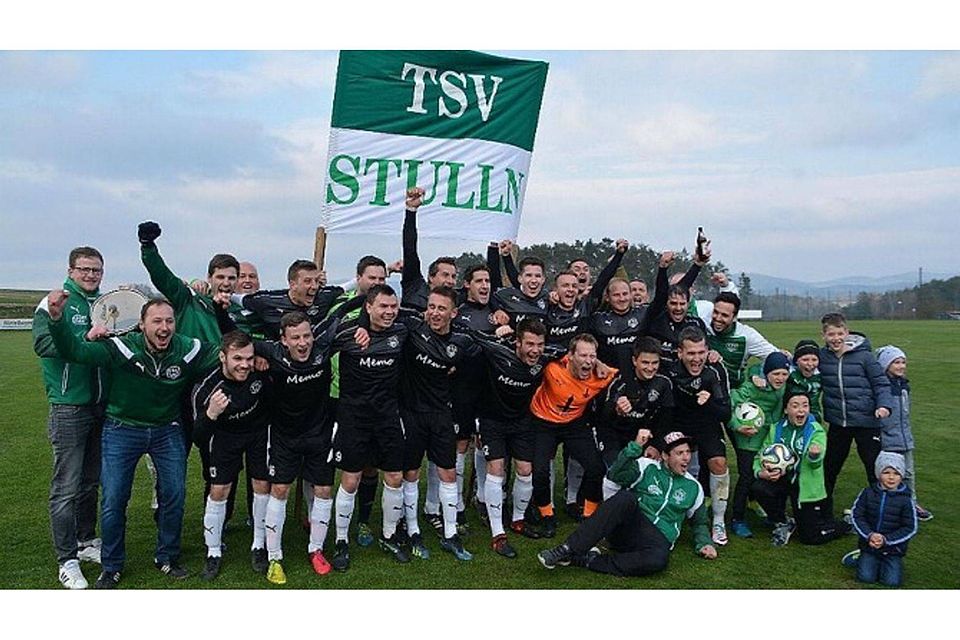 Bereits am 21. Spieltag verwertete der TSV Stulln seinen ersten Matchball; durch den 5:1-Erfolg in Kleinwinklarn ist der Zechmann-Elf die verdiente Meisterschaft nicht mehr zu nehmen. FuPa gratuliert!   F: Schorner