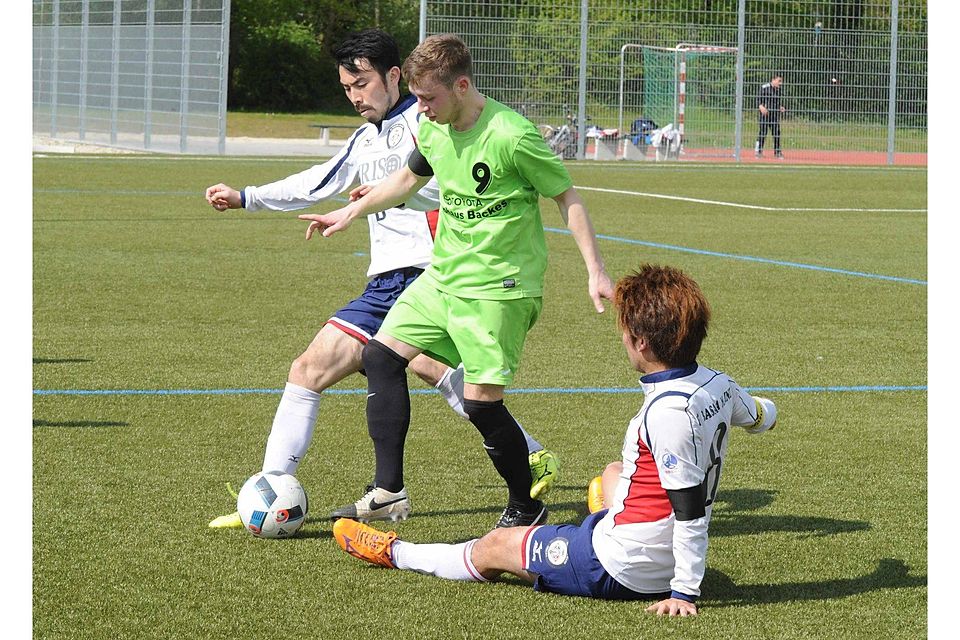 Takashi Yamashita (links), hier in einem Spiel der vergangenen Saison gegen Dietersheim, hat seine Schuhe an den Nagel gehängt und geht nicht mehr für den FC Basara auf den Rasen. 	Archivfoto: hbz/Schäfer