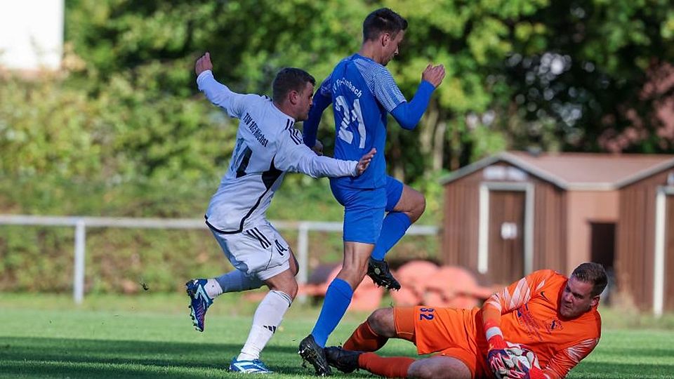 Viel Mühe: Der TSV Höchst (links Jannik Fornoff) kam in der Fußball-Kreisoberliga zu einem Arbeitssieg beim TV Fänkisch-Crumbach (Mitte Dominik Heid, rechts Torwart Tom Geier).	Foto: Joaquim Ferreira