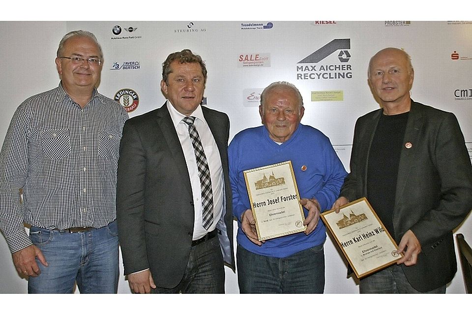 Bürgermeister Guido Belzl (von links) und SVS-Vorsitzender Walter Eisl ehrten Josef Forster und Karlheinz Wild für ihre Verdienste im Verein (F.: Schwarz).