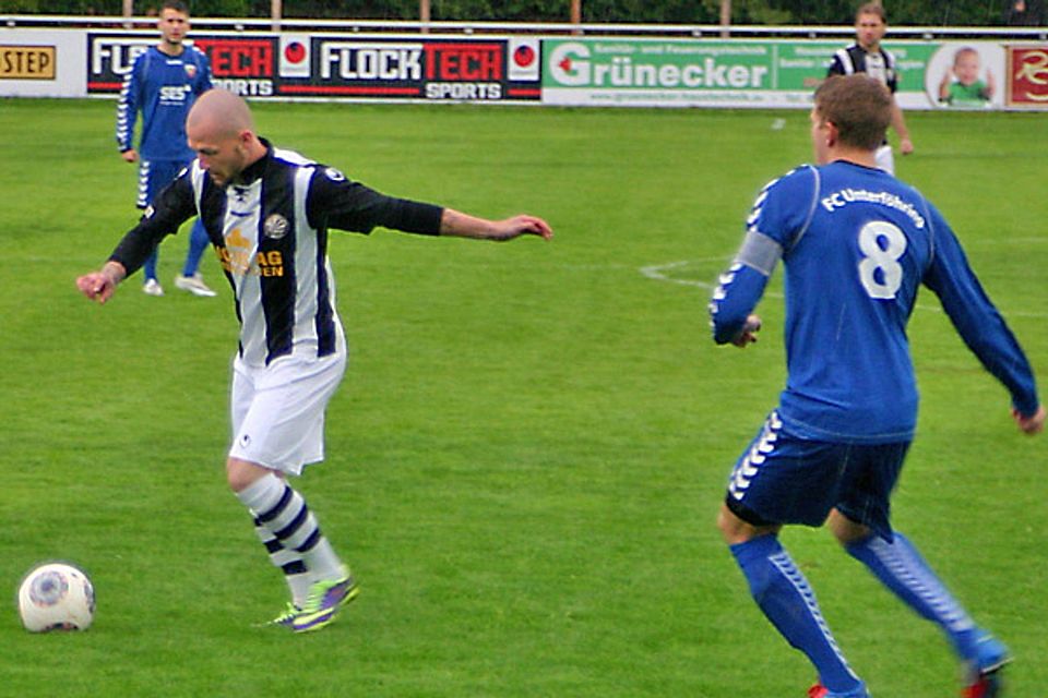 Der bislang für den TSV Schwabmünchen aktive Manuel Müller (links) geht künftig für den Landesligisten SV Mering auf Torjagd.  Foto: Manfred Stahl