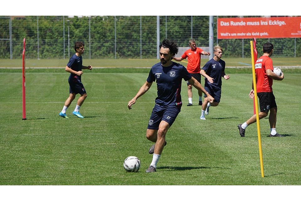 Beim Trainingsauftakt der SpVgg Unterhaching ist Urgestein Markus Schwabl am Ball. Ob der Sportdirektor als Spieler aber noch eine Saison dranhängt, ist unklar. Beim Trainingsauftakt der SpVgg Unterhaching ist Urgestein Markus Schwabl am Ball. Ob der Sportdirektor als Spieler aber noch eine Saison dranhängt, ist unklar.