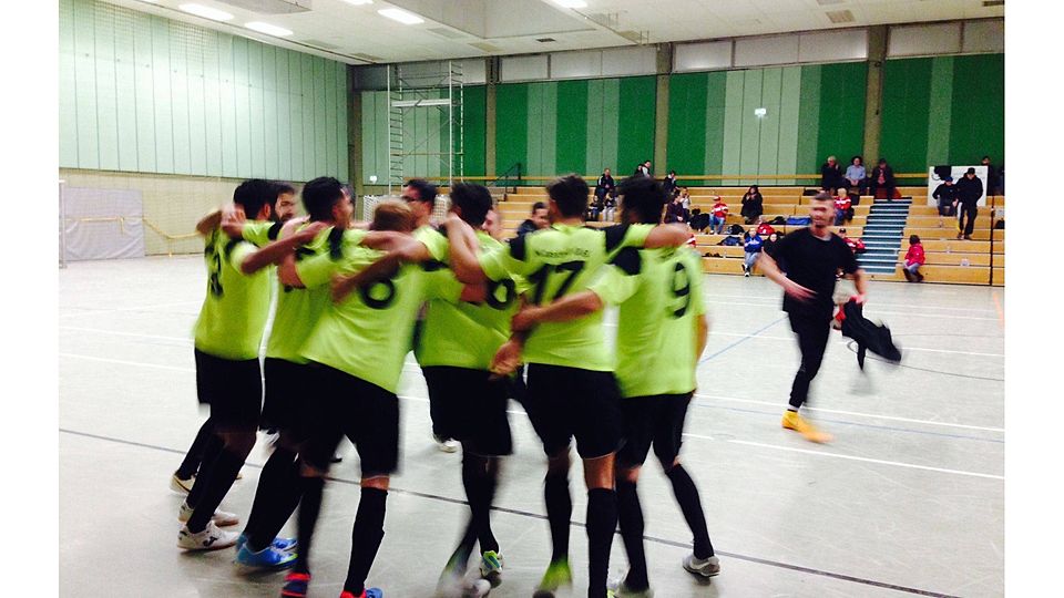 Feierten ausgelassen nach dem Turniersieg in Wallau - Spieler von Kastel 06. Foto: Durillo.