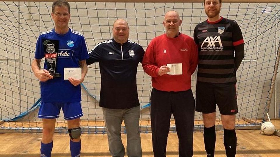 Siegerehrung bei AH-Turnier 1 in Aßlar: (v.l.) Uwe Rühl (RSV Büblingshausen), Jens Then (Vorstand VfB Aßlar), Guido Weil (TSV Krofdorf-Gleiberg) und Manuel Höres (SG Treis/Allendorf). © VfB Aßlar