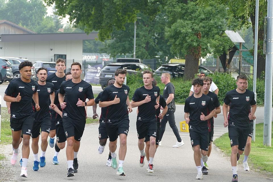 So läuft‘s: Erst sagen Abteilungsleiter Wolfgang Lang, Trainer Wiggerl Donbeck und Co-Trainer Walter Werner (linkes Bild, unten, v.l.), wie die nächsten Wochen ausschauen. Dann gehen die  Bayernliga-Kicker auf ihre erste Runde.