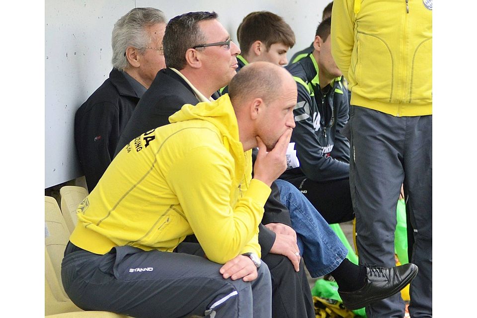 Lassen sich auf ihrem eingeschlagenen Weg nicht beirren: FCA-Trainer Timo Rost (vorne) und Vorstandsvorsitzender Helmut Schweiger (im Hintergrund). Foto: Dagmar Nachtigall