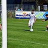 Nicht mehr aufzuhalten: Wenn Valentino Gavric (l.) im Sechzehner den Ball und Platz hat, klingelt es meistens im gegnerischen Kasten. In dieser Szene erzielt der SVP-Stürmer das 3:0 – sein zweites Tor am Samstag in Denklingen.