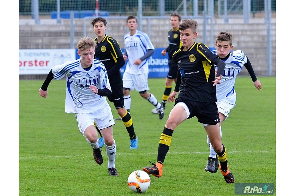 Nach anfänglichen Schwierigkeiten gewann die U17 der SpVgg SV Weiden (in weiß) das Derby gegen die SpVgg Bayreuth und hat den Anschluß ans Tabellenmittelfeld der Landesliga Nord hergestellt.