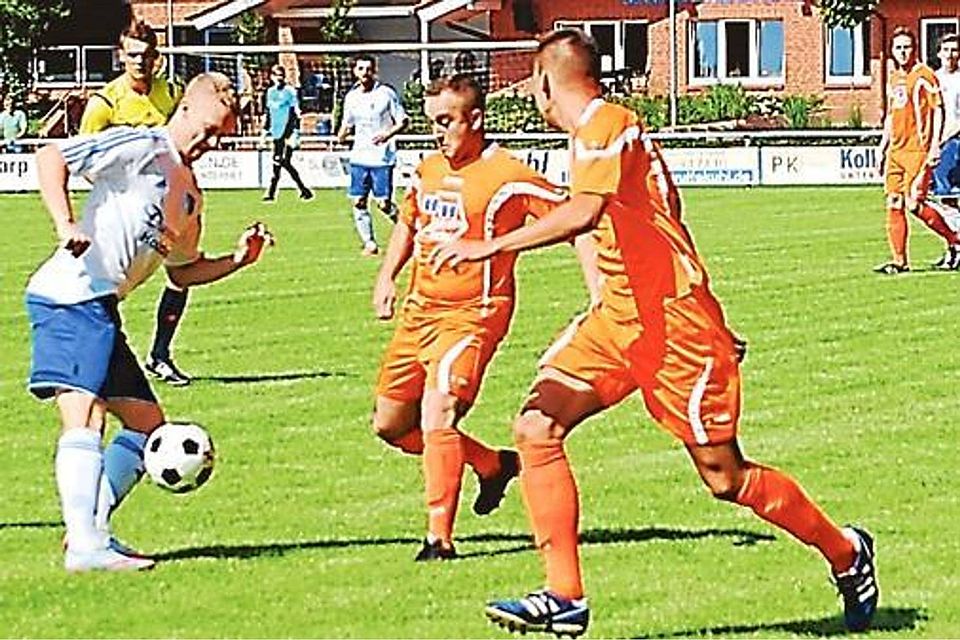 Beim BV Essen unterlag Bezirksliga-Neuling STV Barßel (in Orange) zum Punktspielstart mit 0:2. Im Bezirkspokal gegen den SV Surwold gab es nun einen 5:2-Erfolg. Jürgen Schultjan