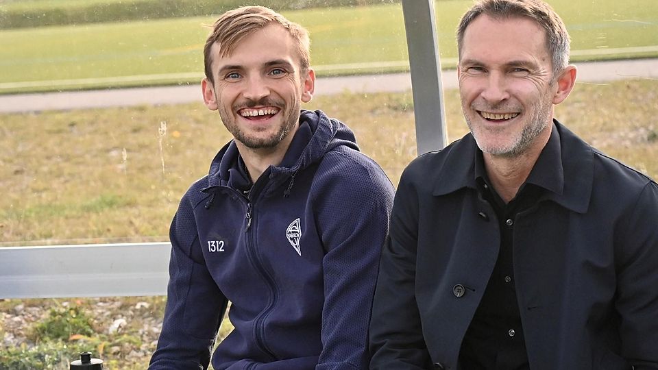 Zu Besuch in der Bezirksliga: Kögl (r.) ist regelmäßig Zuschauer beim ASV Habach, wo sein Sohn Florian spielt.