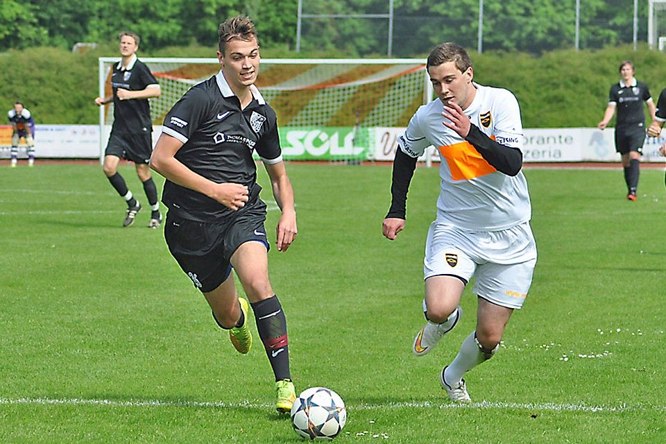 Paul Zeller (links) und Lukas Drechsler, die sich im Derby in Neusäß noch beharkten, spielen künftig Seite an Seite beim SV Cosmos Aystetten.  Foto: Oliver Reiser