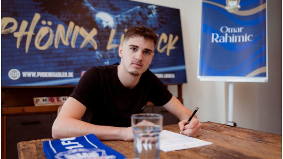 Rahimic bei der Unterschrift.