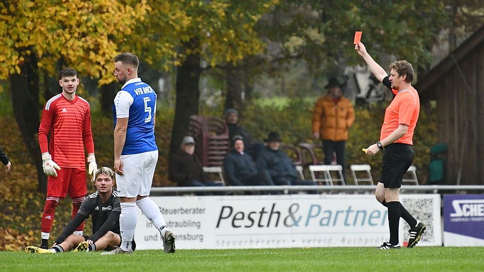 Schlüsselszene in Bach: VfB-Tormann Jonas Retzer sah früh im Spiel die Rote Karte.